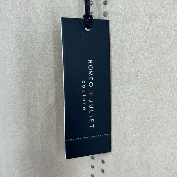 Romeo + Juliet Couture Boho Faux Suede Fringe Top Size Medium New with tags! - Picture 5 of 11